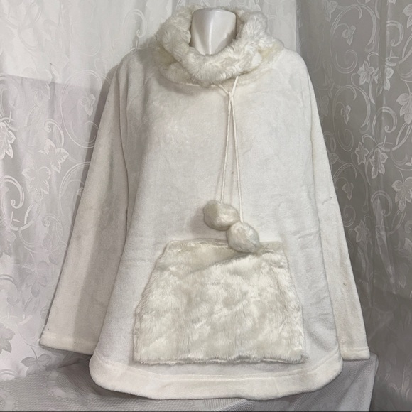 La Vie En Rose All White Teddy Oversized Sweater - Picture 2 of 12